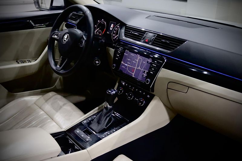 Škoda Superb 3 2.0 TDI 140 kW DSG L&K - fotka 12 z 49