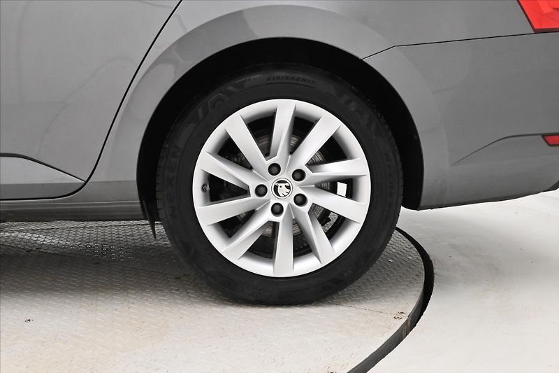 Škoda Superb 2,0 TDI 110 kW DSG TAŽNÉ NAVI - fotka 31 z 31