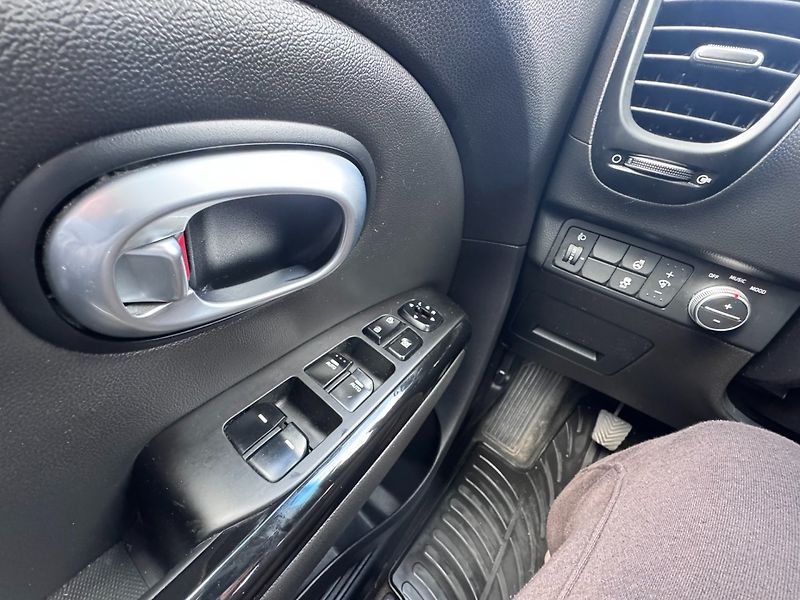 Kia Soul (2015) 1,6 CRDI 16 V 94 KW TAŽNÉ - fotka 26 z 47