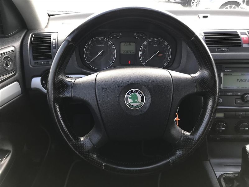 Škoda Octavia 2,0   Scout 4x4 - fotka 12 z 14