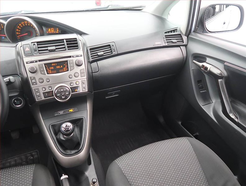 Toyota Verso (2010) 2.0 D-4D, 7 míst, nová STK - fotka 8 z 19