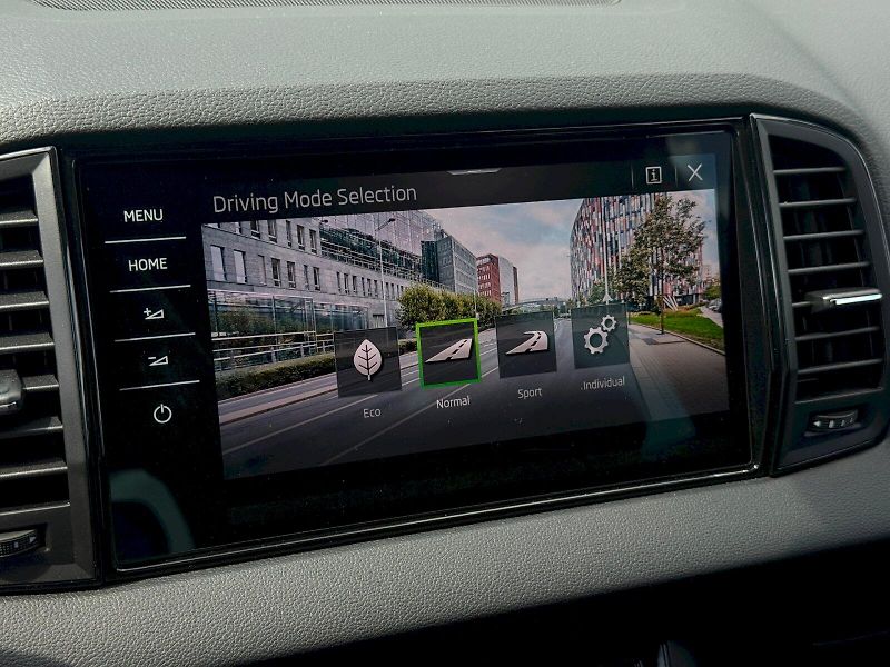 Škoda Karoq (2025) 1.5 TSI 110 kW DSG SportLine - fotka 20 z 28