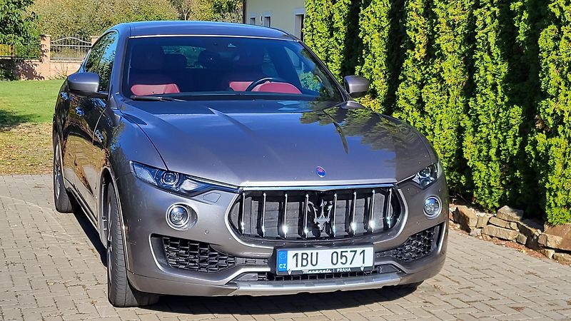 Maserati Levante (2018) barva šedá metalíza - fotka 2 z 8