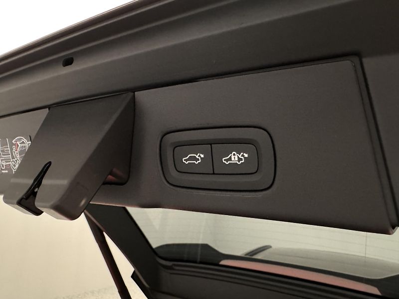 Volvo V90 T8 AWD RECHARGE ULTRA - fotka 27 z 53