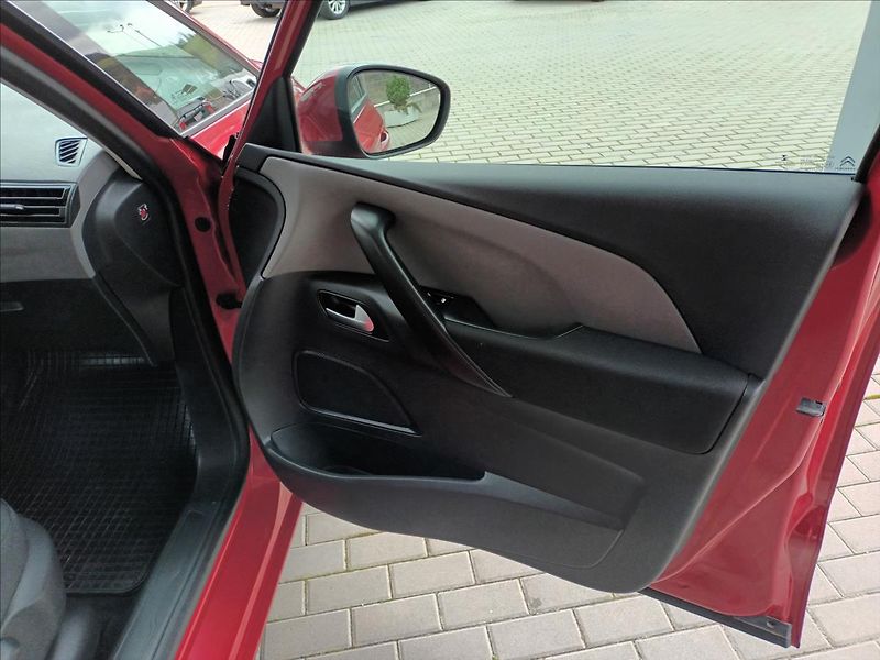 Citroën C4 Picasso 1,2 -81KW,DIGIKLIMA,KOLA - fotka 26 z 46