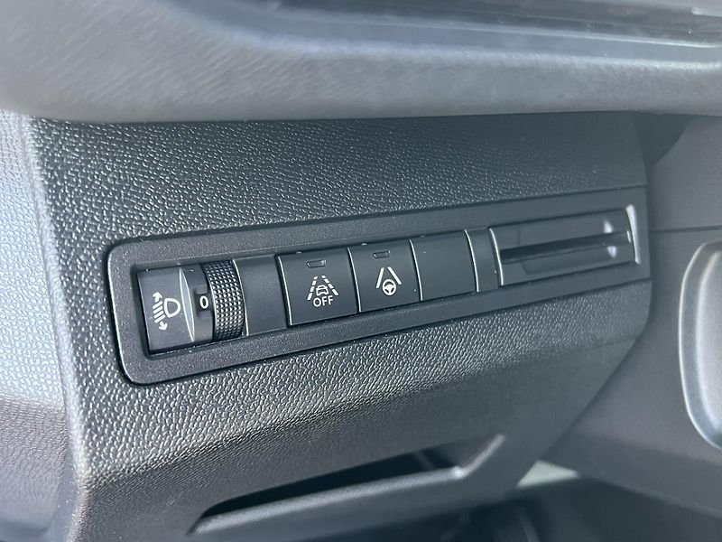 Peugeot 3008 (2022) 1.5 HDI 130K AUT ALLURE ČRNOVÉ - fotka 16 z 23