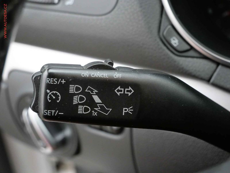 Volkswagen Golf (2011) 1.6 TDi, DSG, navi, park - fotka 13 z 20