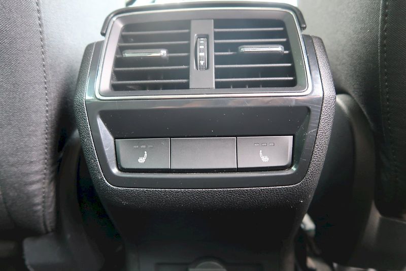 Škoda Karoq (2025) Top Selection 1.5 TSI 110 kW D - fotka 27 z 29