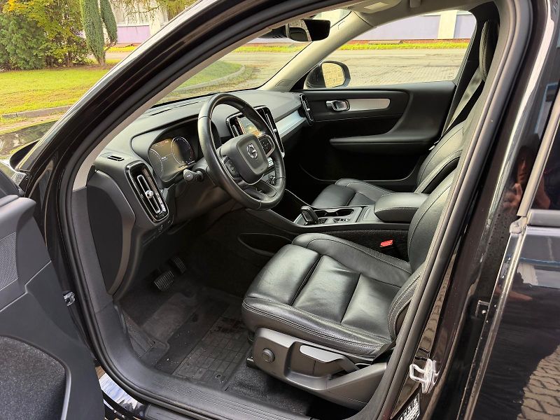 Volvo XC40 2,0 D D4 AWD Momentum - fotka 10 z 33