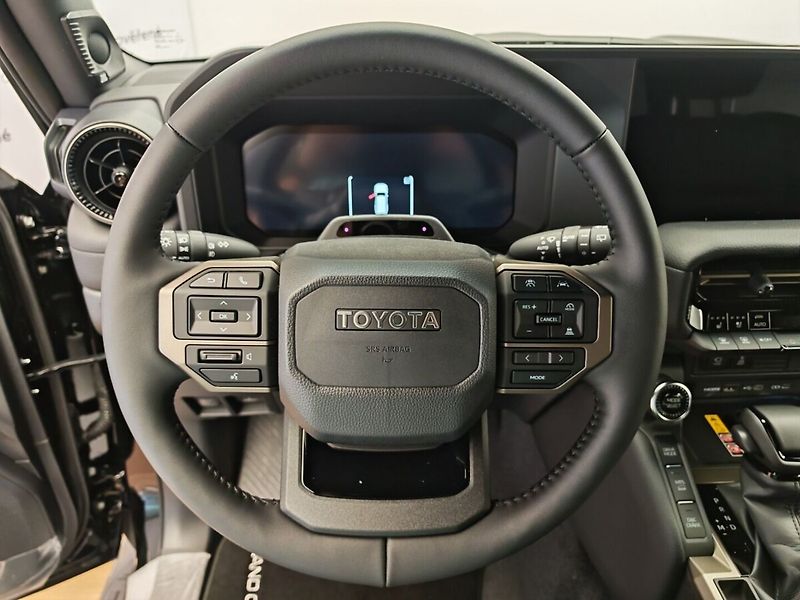 Toyota Land Cruiser 2.8L Diesel Executive 4x4 - fotka 34 z 48