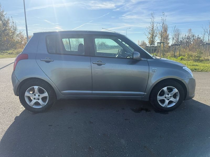 Suzuki Swift 1,3 D - fotka 6 z 18