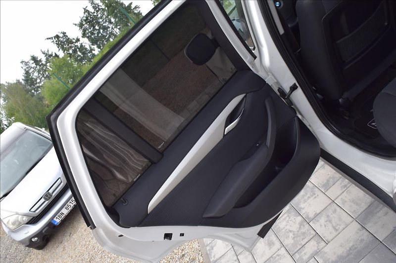 BMW X1 2,0 d 105KW 4X4 TAŽNÉ ALU - fotka 29 z 46
