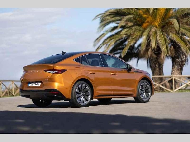 Plně elektrické SUV Škoda Enyaq Coupé iV (na snímku) se představilo v roce 2022 a vzbudilo u zákazníků velký zájem. Automobilka zrychluje svoji elektrickou ofenzivu: do roku 2026 představí tři zcela nové elektrické modely a další budou následovat.