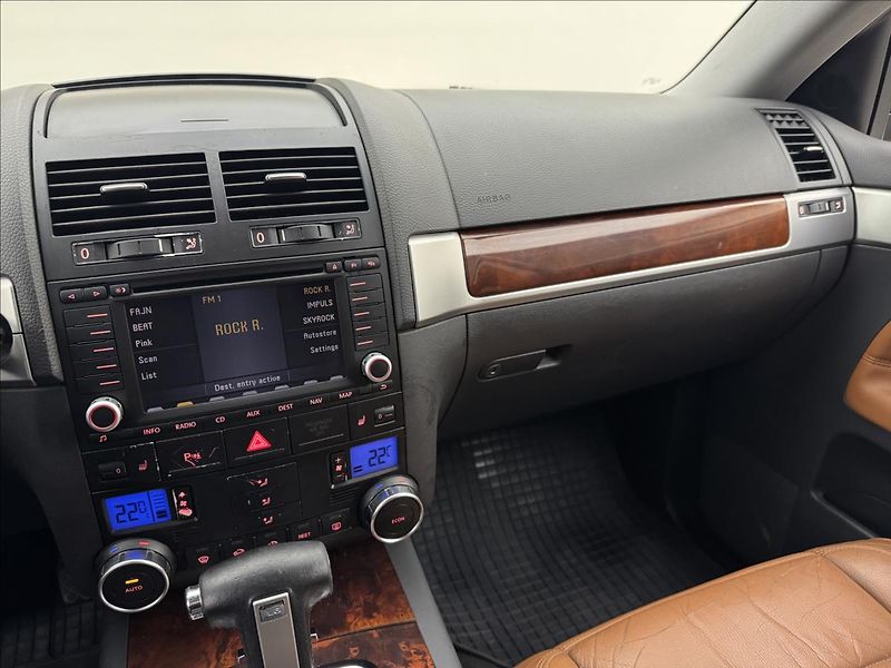 Volkswagen Touareg 3,0 165kW V6 NZ.TOP KŮŽE TAŽNÉ - fotka 14 z 42