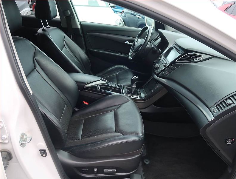 Hyundai i40 (2016) Premium 1.7 CRDi, Kůže, Navi - fotka 9 z 15