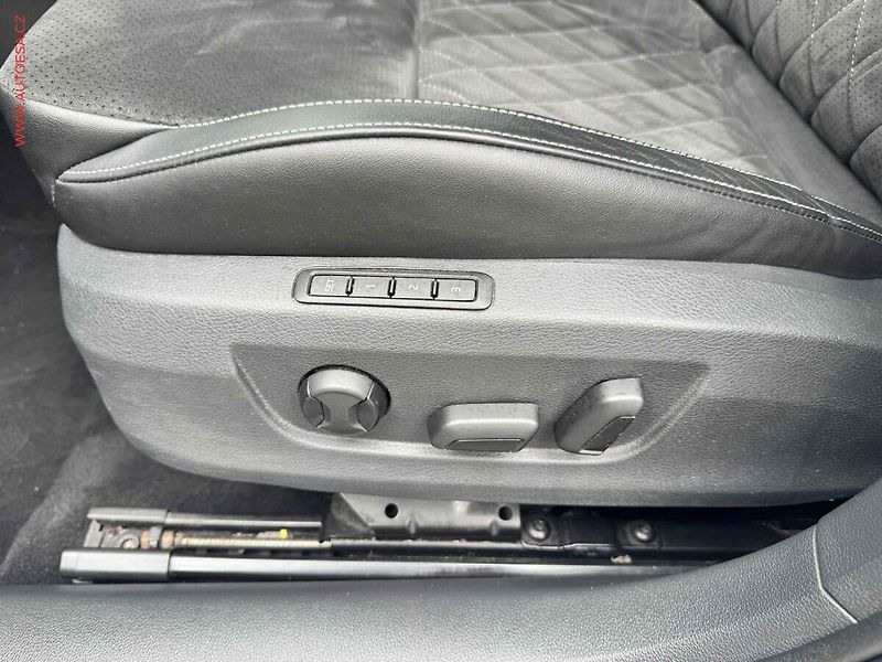 Škoda Superb (2021) 2.0 TDi, ČR, SportLine, DSG - fotka 14 z 18