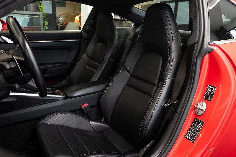 Porsche 911 Carrera 4S - fotka 7 z 24