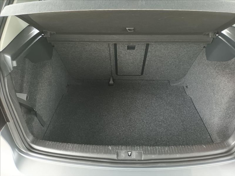 Volkswagen Golf 1,2 TSI,SERVIS,VÝHŘEV,PARKING - fotka 17 z 44