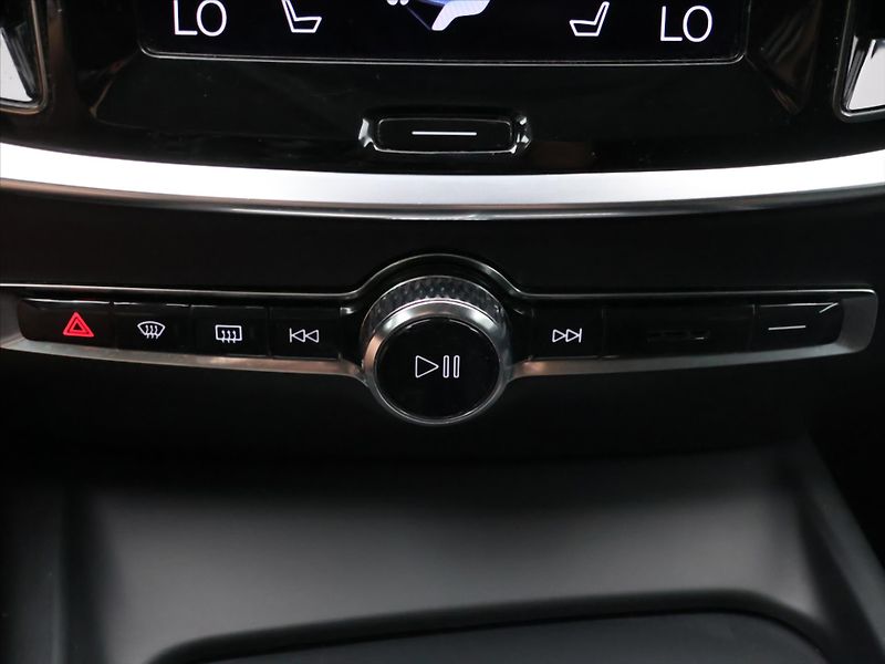 Volvo V60 2,0 B4 AWD Cross Country DPH - fotka 25 z 36