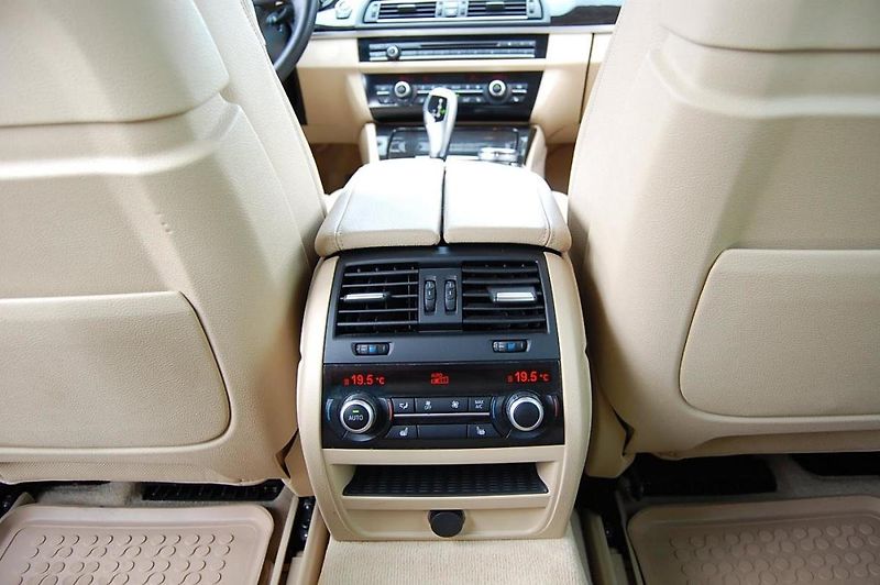 BMW Řada 5 (2014) 535d xDrive, 230 kW - fotka 13 z 48