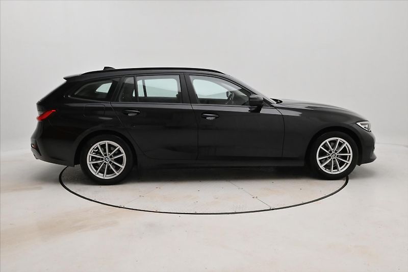 BMW Řada 3 2,0 320d 140 kW Steptronic Zár - fotka 4 z 31