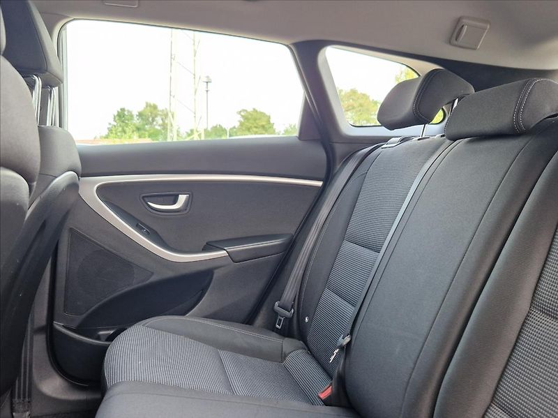 Hyundai i30 1,6 i 1.MAJITEL POUZ AUTORIZAK - fotka 13 z 32