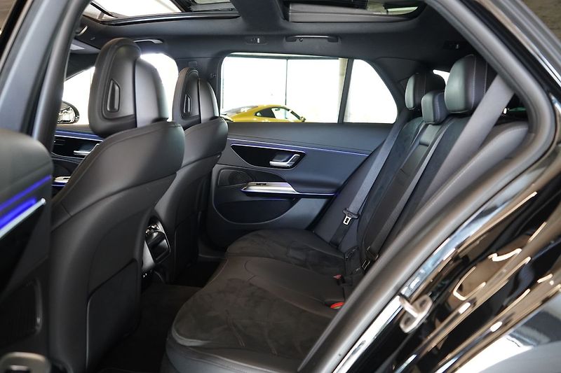 Mercedes-Benz Třídy E 220d 4MATIC AMG, Pano, Tažné - fotka 46 z 49