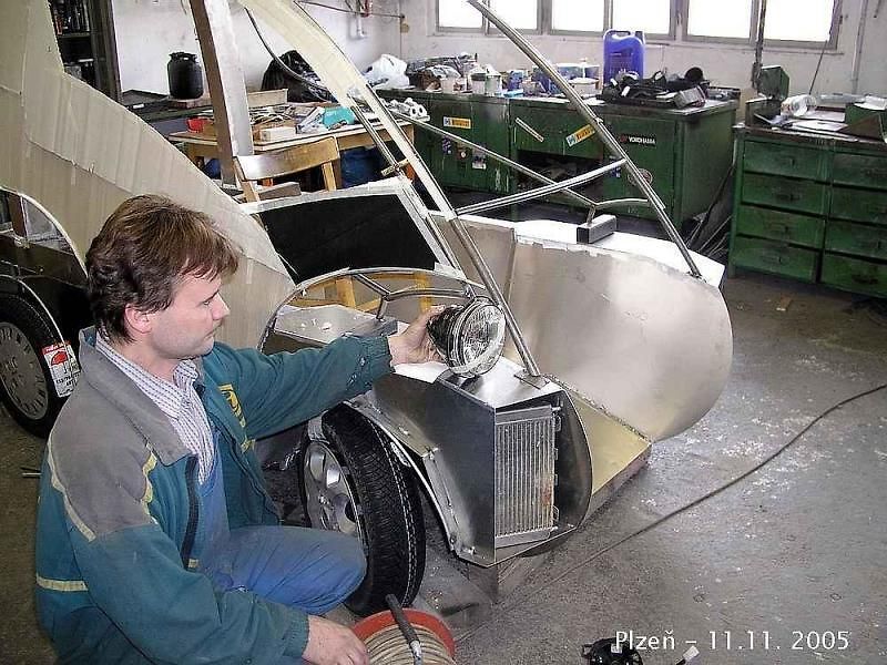 Vozíčkář zajíždí do vozu pozadu