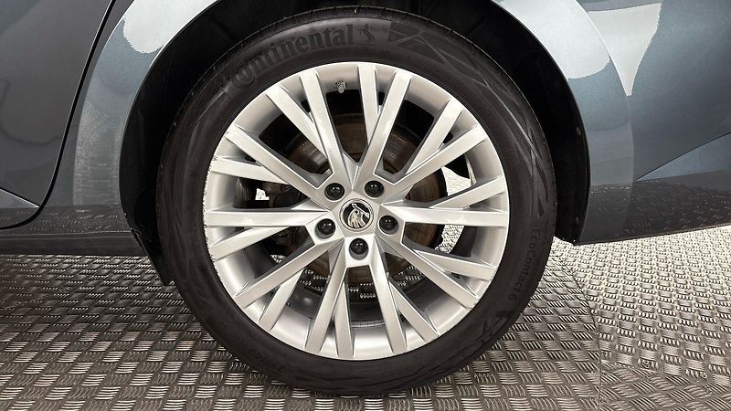 Škoda Superb 2.0 TDI DSG Ambition Combi - fotka 19 z 29