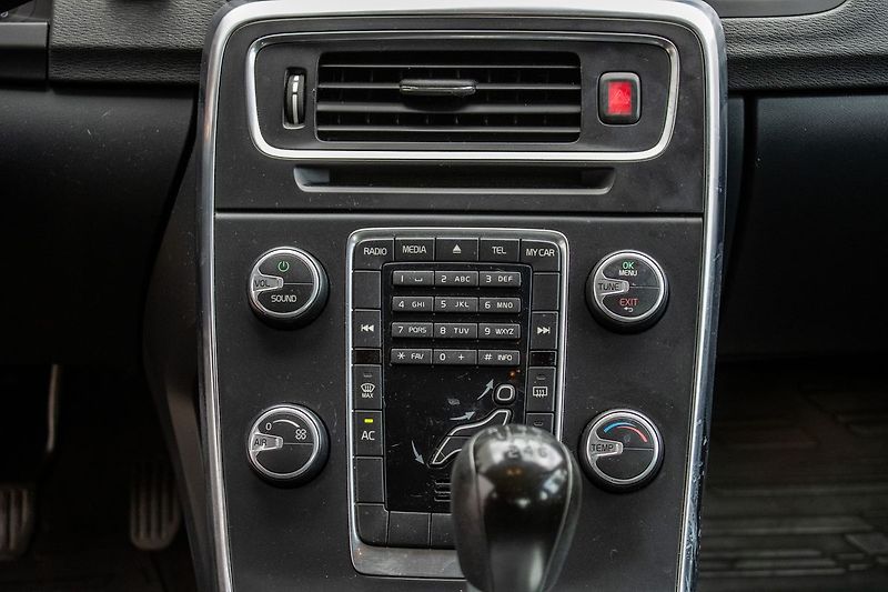 Volvo S60 (2011) 2011 149kW FWD - fotka 13 z 28