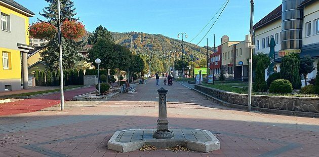 Desítka je nejvyšší povolená rychlost. Pokud si to pohyb chodců vyžádá, musí řidič zastavit. ALT: Pěší zóna ve slovenském Svidníku s chodci a lavičkami., zdroj: Johanhome. Licence: CC BY-SA 4.0.
