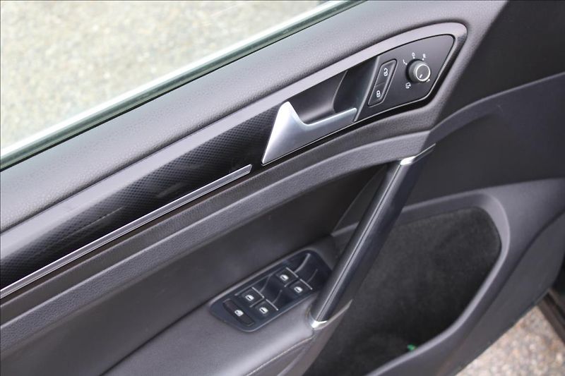 Volkswagen Golf 2,0 TDi  XENONY, AUTOMAT - fotka 14 z 29