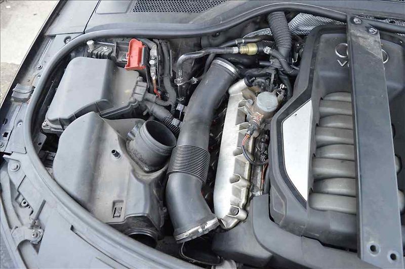 Audi A8 (2012) 4,2V8 QUATTRO - fotka 14 z 25