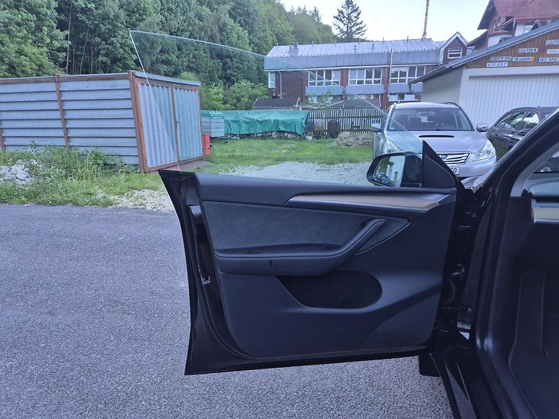 Tesla Model Y RWD 220kw 19ALU SOH 95% - fotka 38 z 49