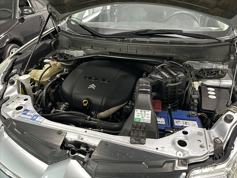 Citroën C-Crosser 2,2   HDI 4X4 EXCLUSIVE XENON - fotka 34 z 38