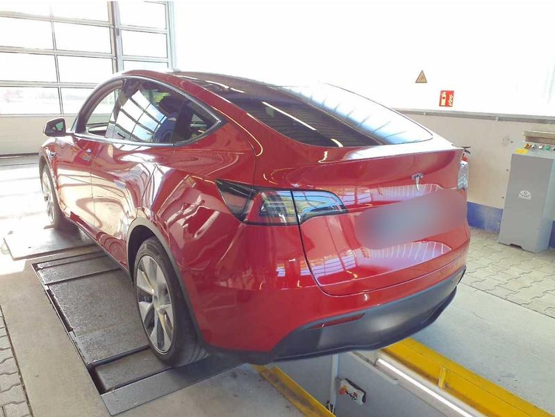 Tesla Model Y (2023) RWD, LFP baterie, Tažné - fotka 2 z 9