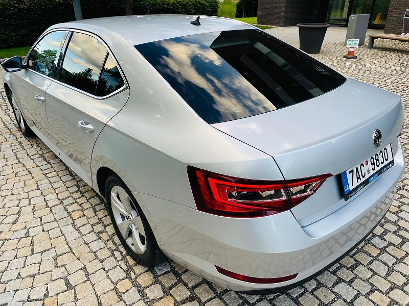 Škoda Superb 2.0TDI AUTOMAT SENZORY LED - fotka 17 z 49