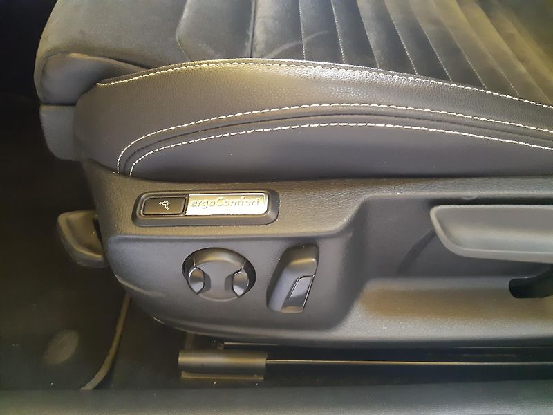 Volkswagen Passat 2.0 TDI COMBI NAVI LED APP  - fotka 21 z 28