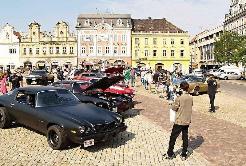 Sraz amerických vozů Chevrolet Camaro a Pontiac Firebird v Kolíně.