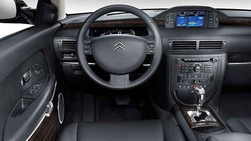 Peugeot 607.