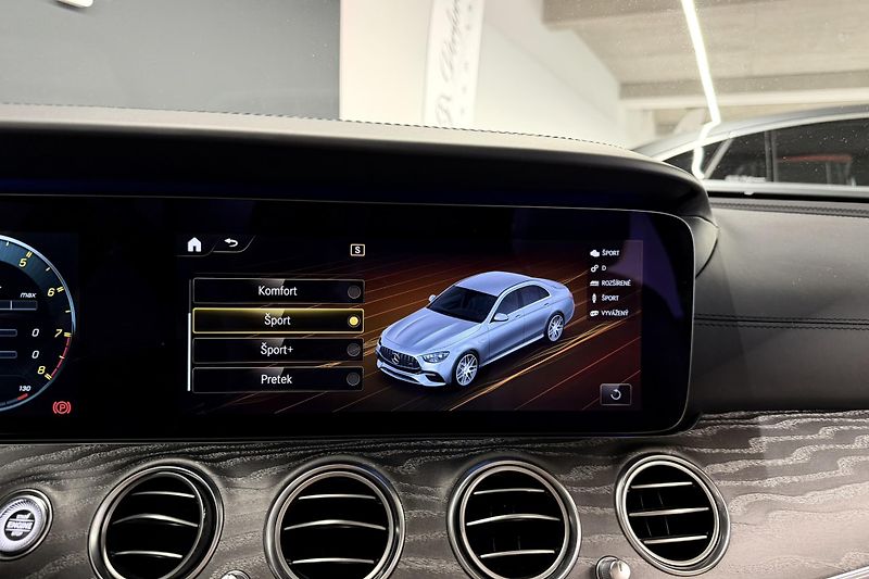 Mercedes-Benz Třídy E (2021) E 63s AMG 4Matic+ V8 Biturbo - fotka 92 z 124