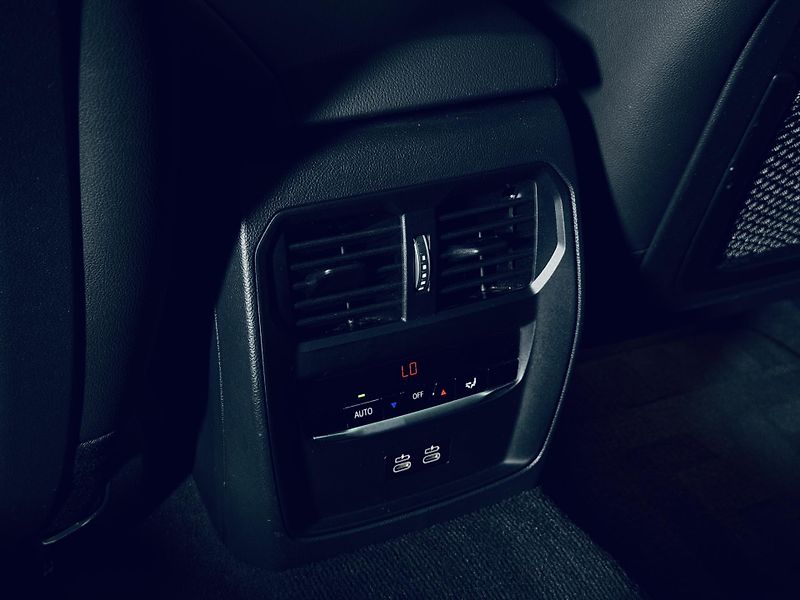 BMW Řada 3 (2023) 330d*xDRIVE*M-PAKET*ZÁR*TAŽNÉ - fotka 35 z 41