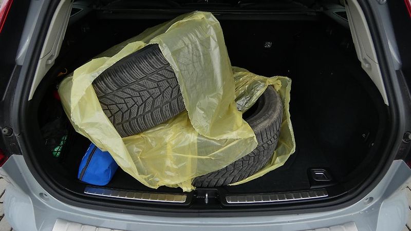 Volvo V60 B4 benzin Plus Dark DCT - fotka 20 z 24