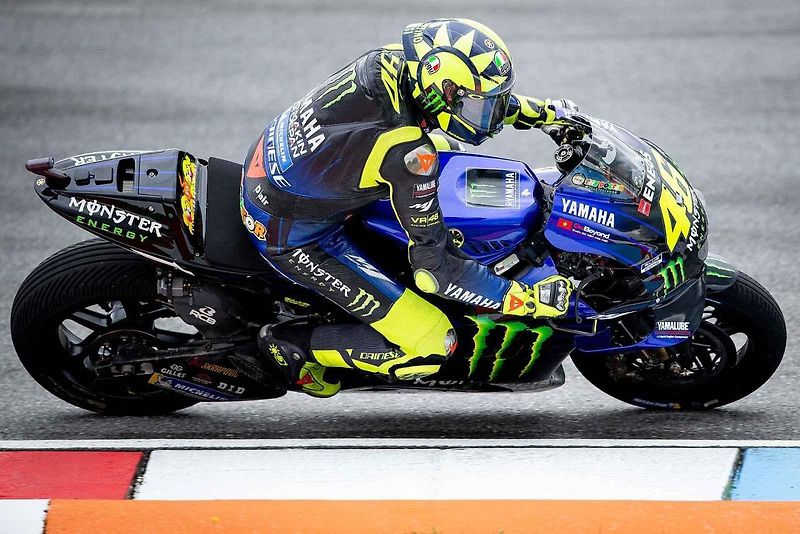 Motocyklová legenda Valentino Rossi při závodě na Masarykově okruhu v roce 2019.