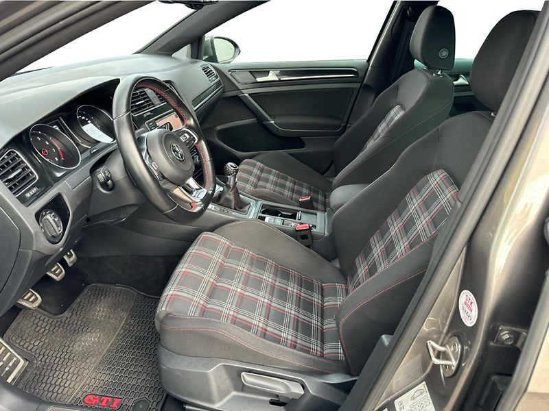Volkswagen Golf Perfomace 2.0TSI 169 KW - fotka 11 z 25