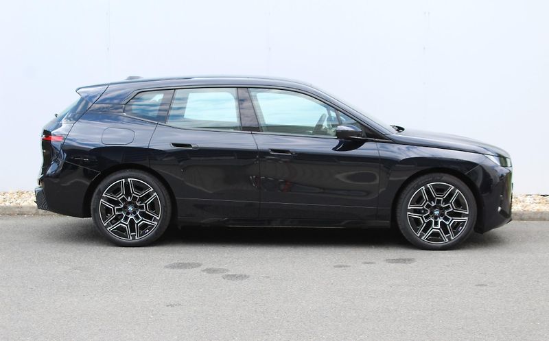 BMW iX xDrive45, 300kW - fotka 3 z 25