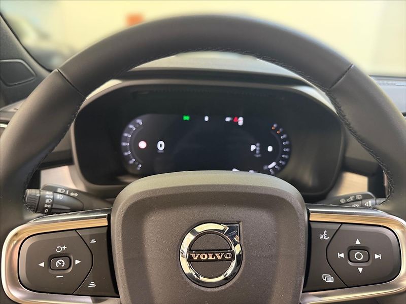 Volvo XC40 (2025) 2,0 B3 FWD Plus Dark 7405 - fotka 8 z 15