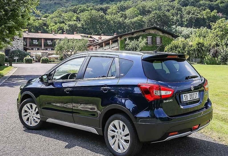 Suzuki S-Cross.