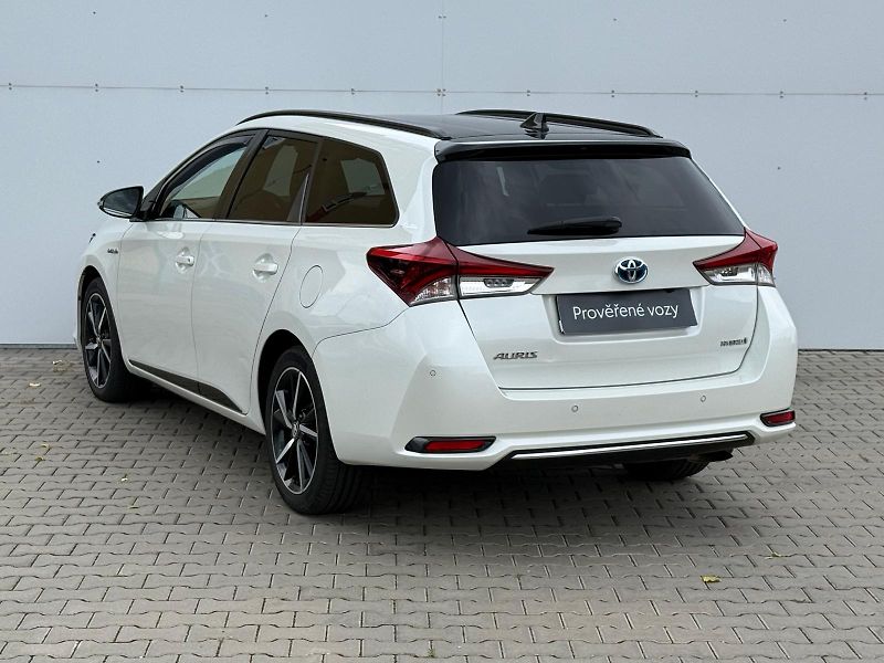 Toyota Auris 1.8 HSD e-CVT Selection - fotka 7 z 27