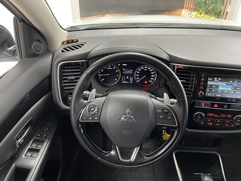 Mitsubishi Outlander 2.0 MIVEC AT 4x4 ČR REZERVACE - fotka 21 z 25